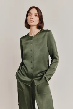 Efie Satin Blouse Thyme 6 Efie Satin Blouse Thyme -KILA Clothing Shop Q06G010 J96 28589 650px 964px
