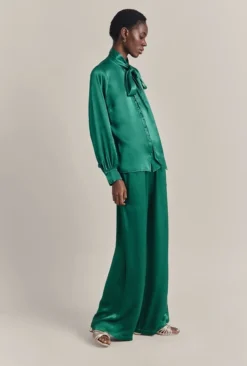Anna Satin Pussybow Blouse Green 8 Anna Satin Pussybow Blouse Green -KILA Clothing Shop Q07G022 J30 29733 650px 964px