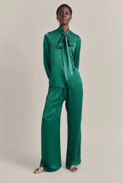 Anna Satin Pussybow Blouse Green 9 Anna Satin Pussybow Blouse Green -KILA Clothing Shop Q07G022 J30 29734 650px 964px